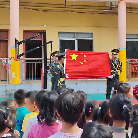 小仪式 大情怀——兵哥哥走进东桂园幼儿园举行升旗仪式