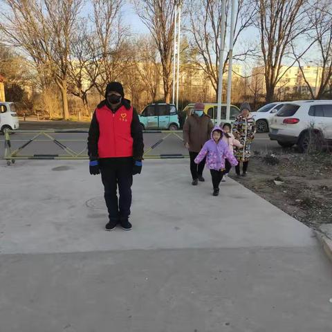 站好“护学岗”、筑牢“安全墙”——汀流河镇中心幼儿园开展护学岗活动