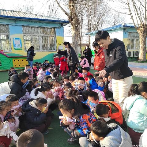 防火防震 安全“童”行———汀流河镇中心幼儿园开展安全演练活动