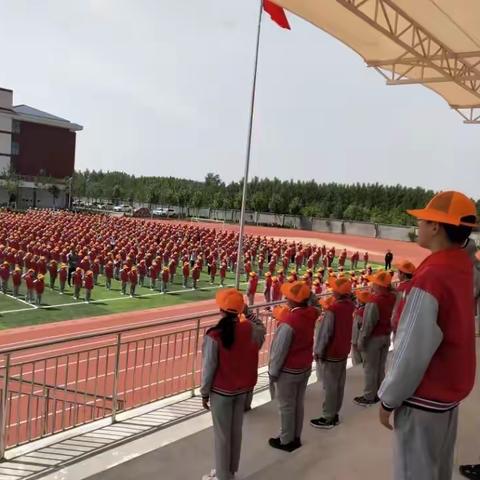 学习二十大 筑梦向未来——郑旺镇中心小学开展校园国旗护卫队展评活动