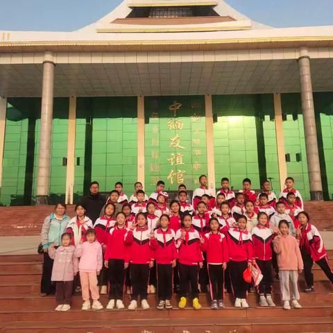 【德雅育人】 “弯腰拾文明，我们是环保小卫士” ——芒市民族小学五年级133阳光中队暑期社会实践活动