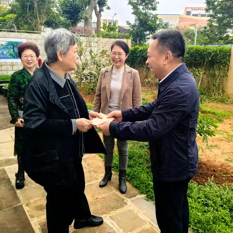 市人大常委会副主任冯明带队慰问市人大常委会退休领导干部