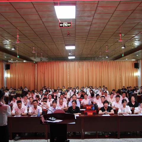 古桥镇中心小学教师观看2023年首届许昌市教育育人楷模选树活动启动仪式暨师德报告会