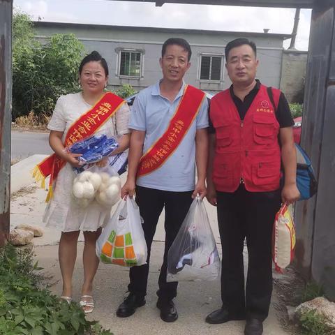 盛夏送清凉”情暖关爱特殊家庭活动