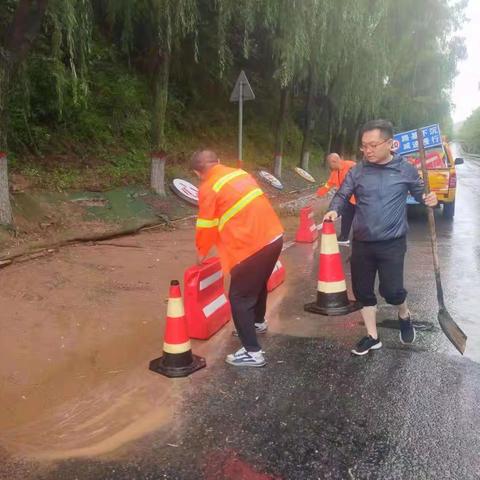 壶关公路段巡路除患不放松 确保公路安与通