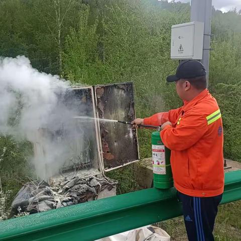 养护巡查遇火险，协力灭火保安全