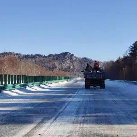 除雪冲在前，保畅显担当