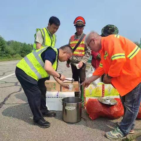 夏日送清凉  关怀暖人心