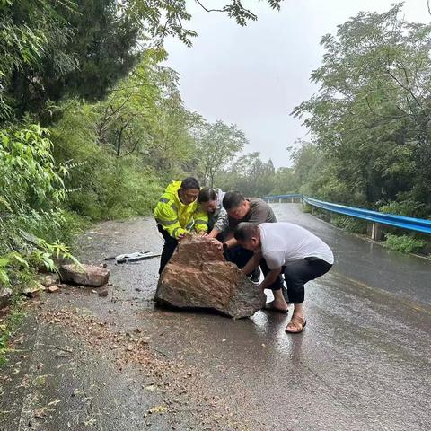 冒雨除险保畅通