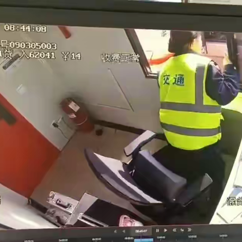 支书学院收费站紧急灭火 为司乘保驾护航