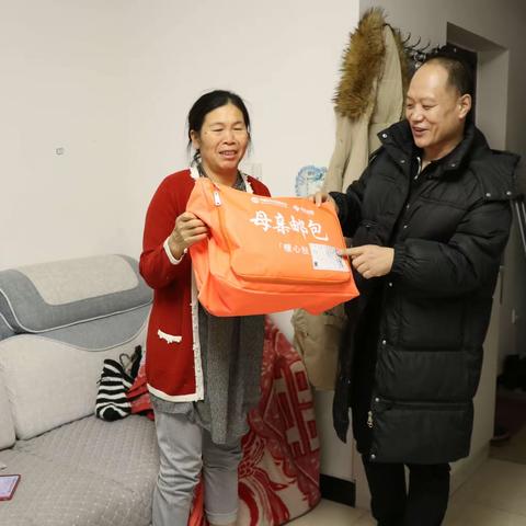八十一团昌盛社区妇联开展“小小邮包   浓浓真情”母亲邮包发放活动