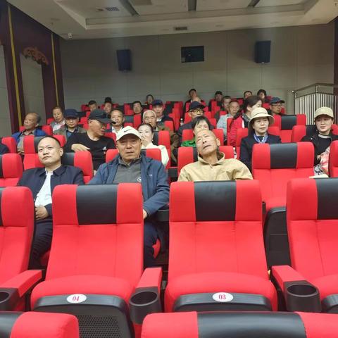 八十一团昌盛社区党支部组织离退休党员开展“观红色电影抒爱国情怀”主题党日活动