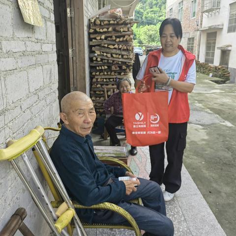 畚岭村文明实践站关爱残疾老人，让爱飞翔。