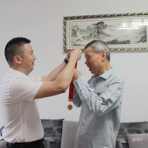 初心如磐五十载 薪火相传续新章——遵义市分行为老党员颁发“光荣在党50年”纪念章