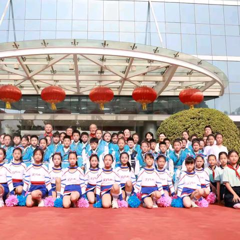 西继迅达献爱心                  锦旗歌舞表谢意             ——许昌市瑞昌路小学