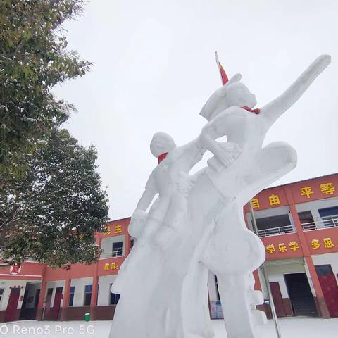 瑞雪纷飞满校园 扫雪除冰备开学