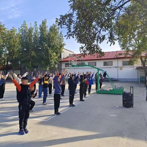 中咬村小学开展“阳光体育，健康体魄”课间操展示活动