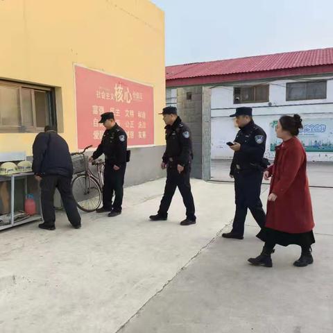 新城铺镇派出所到正定县中咬村小学进行安全工作检查