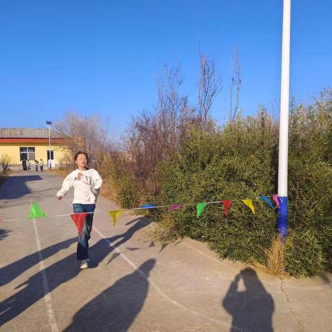 正定县中咬村小学举行迎新年 长跑比赛