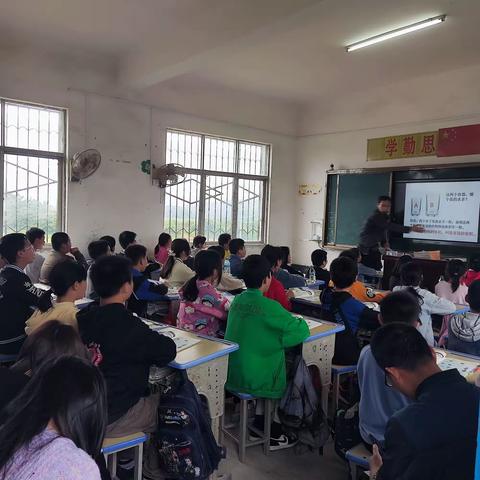 推开门，遇见新成长——城上小学“推门听课”活动