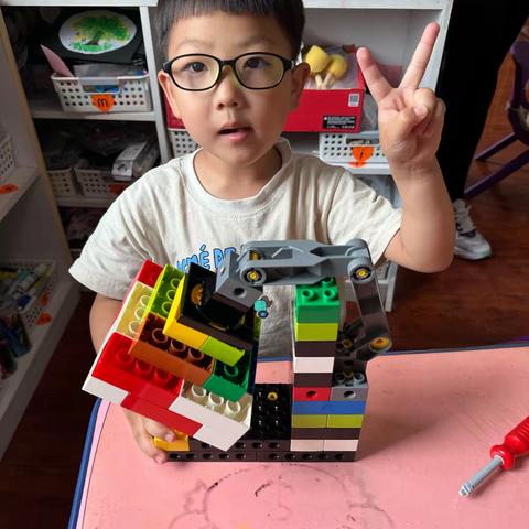 隋氏幼儿园中班乐高：台灯