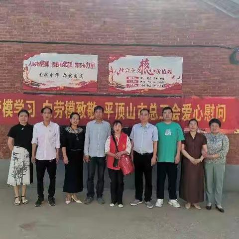 磙子营第十四小学“心怀感恩 与爱同行”