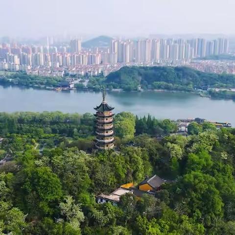 一座镇江古城 满眼红色风景