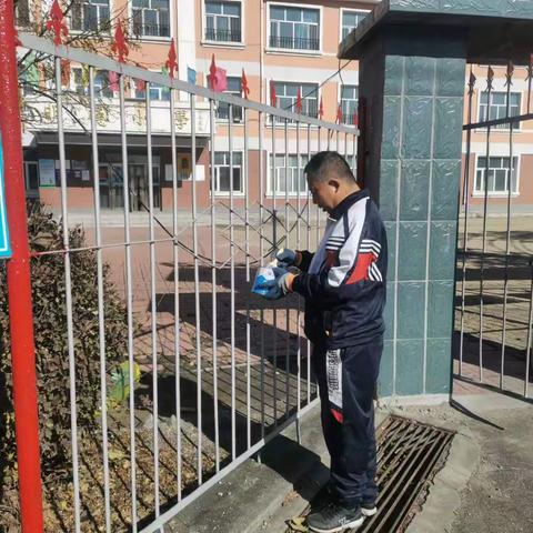 【哈达镇小学】美化校园，教师在行动