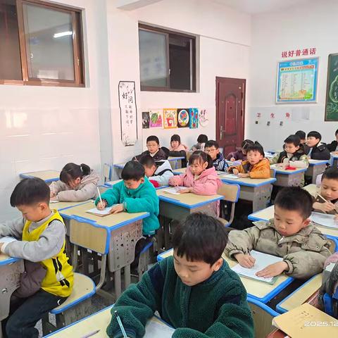 笔尖上的耕耘，墨香里的成长——华夏方圆学校2402班硬笔书法课