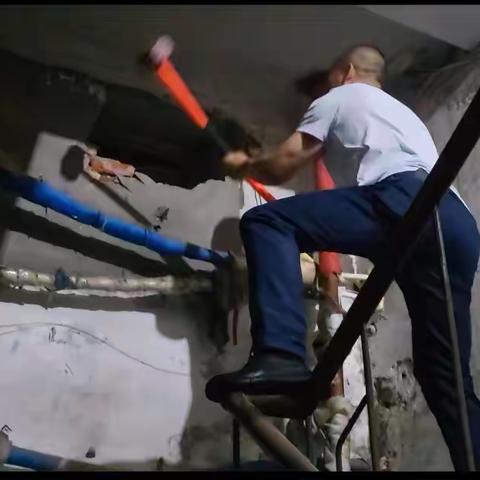 为居民打通墙壁堵塞照亮生活