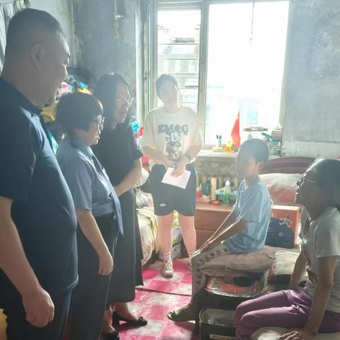 香坊区妇联、区检察院联合慰问健康路街道乐园社区困难儿童