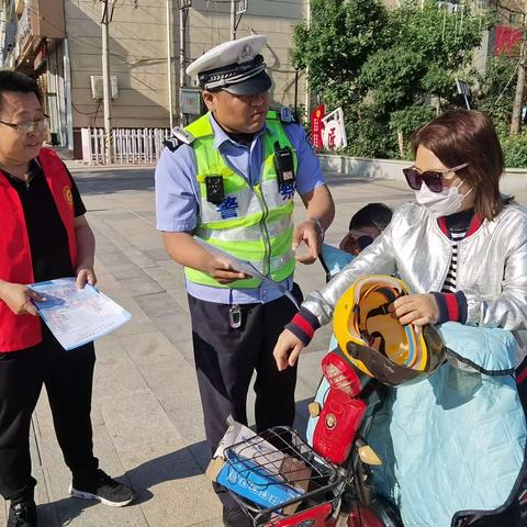 玉麟居委会开展“一盔一带，安全常在”交通安全宣传活动