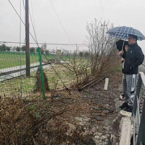 加强雨中巡查，峰峰矿区地方站路域环境整治工作动态