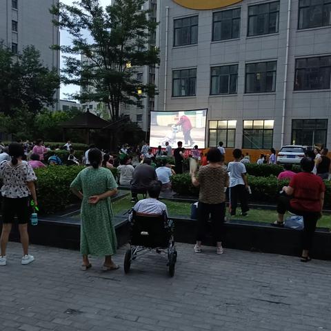 【东城区天宝路街道办事处腾飞花园社区】观看红色电影，厚植爱国精神