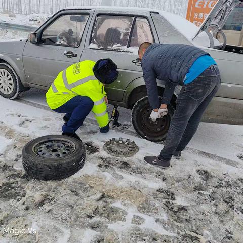 【德惠分公司】高速收费员化身“修车工”帮助爆胎车辆