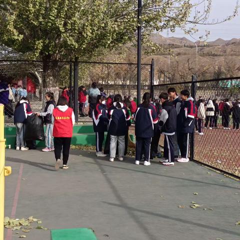 包铝平安社区开展“清扫落叶美化周边环境”志愿服务活动