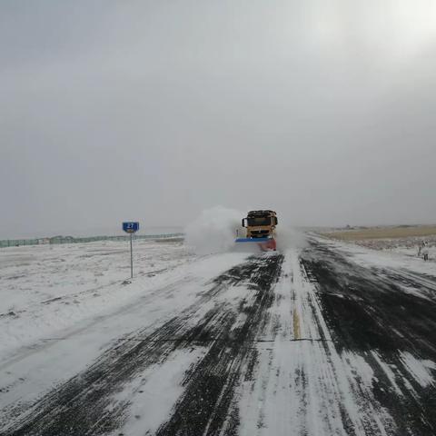 镶黄旗公路养护中心全力清雪保畅通