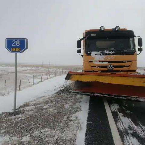 镶黄旗公路养护中心积极开展清冰除雪保通保畅行动