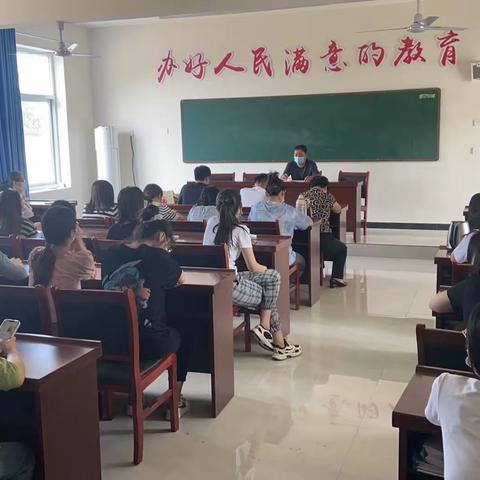 西吕营镇南河马小学召开禁止暑期有偿补课专题会