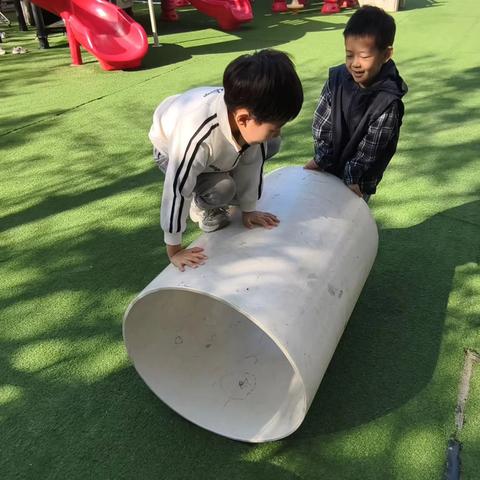行走在滚筒上——高唐县第二实验幼儿园普利园大二班滚筒区观察记录