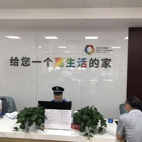 【“三下”聚民心】社区民警在兴隆园暖心警务会客厅，开展每周一次接待群众活动。