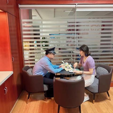 【“三下”聚民心】开元路派出所社区民警与兴隆园社区书记在暖心会客厅对接相关工作。