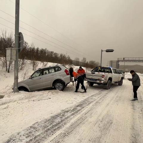 风雪中解救被困车辆