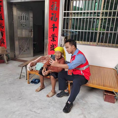 三家镇岭村网格员开展为群众办实事高龄补贴认证入户工作