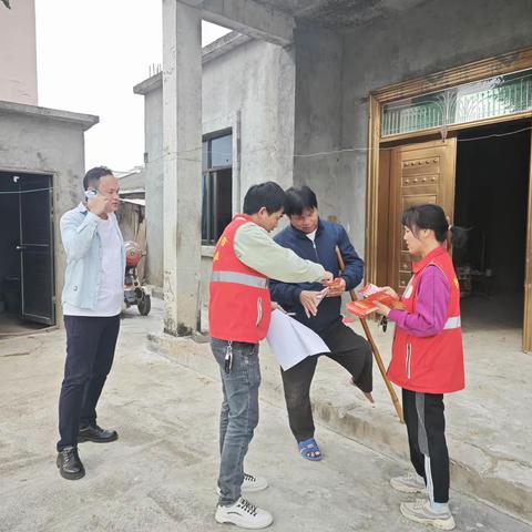 三家镇网格员入户开展扫黑除恶工作宣传