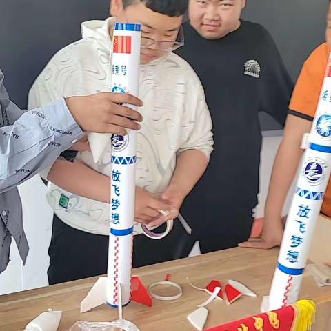 探索火箭发射 感受科技魅力——哈达镇学校火箭发射