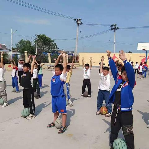 水冶镇天池小学篮球社团活动掠影