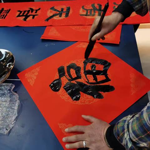 【新时代文明实践】温泉社区开展迎新春送“福”书法公益活动