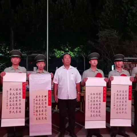 退伍不退军人志    返乡更要立新功——武陟最美书法公益人为武警中队退转武警赠送励志书法