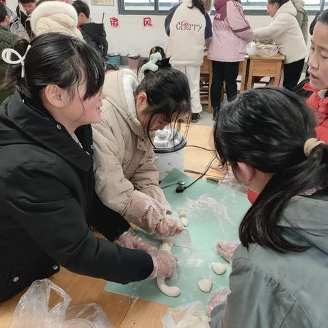 喜迎元旦，乐包饺子 别开生面的包饺子活动，在这一传统美食的准备和制作以及品尝活动中，动手、热爱、团结、分享……